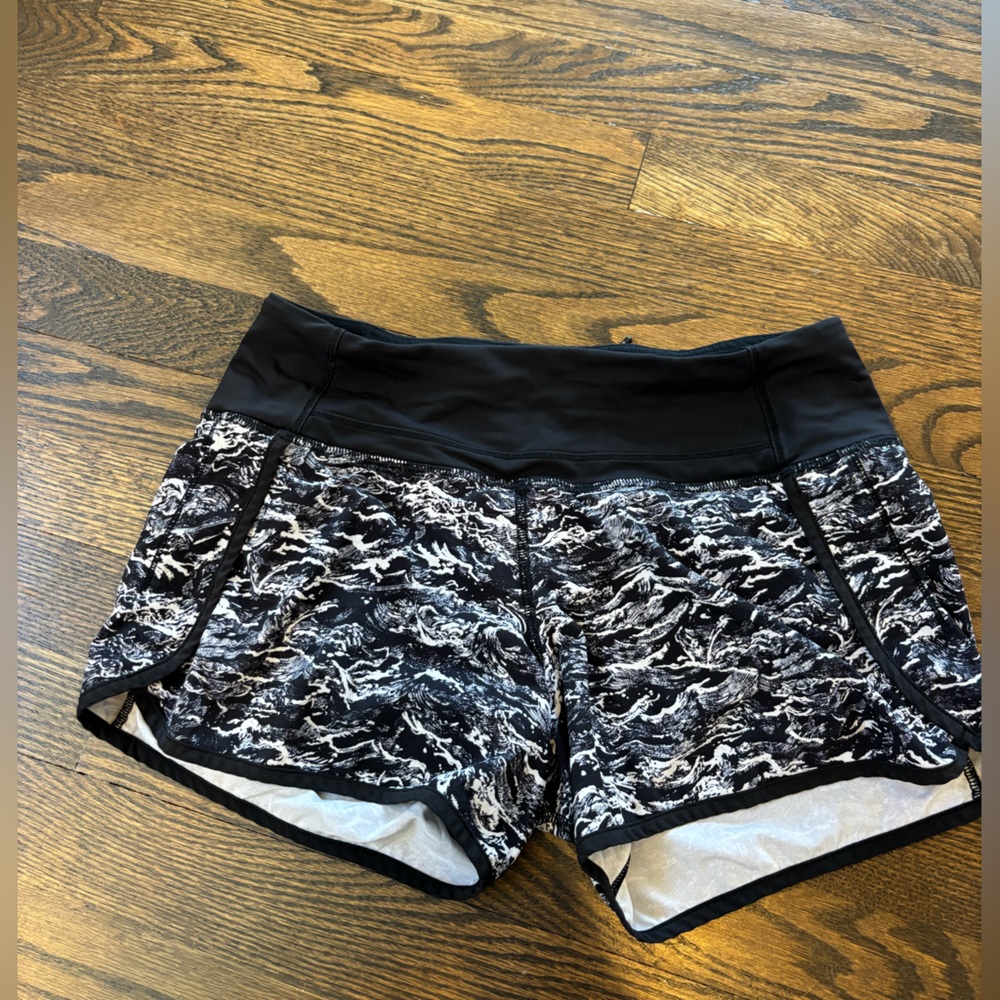 Lululemon Women’s Speed Up Mid Rise 4 inch Black and White Athletic Shorts